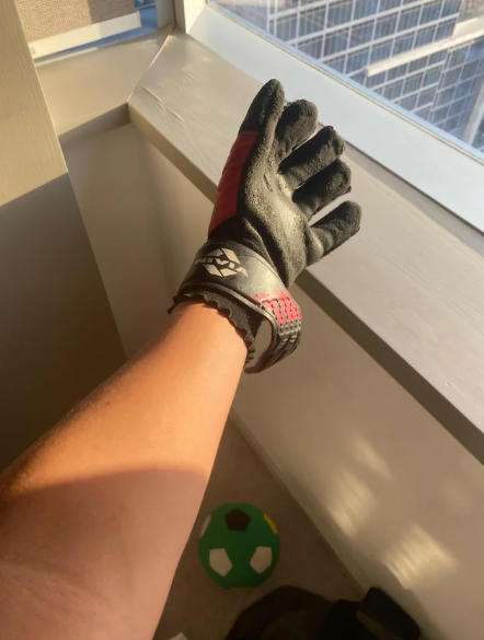 Nivia Carbonite Web Goalkeeper Gloves for Men& Women, All?Weather Durable Grippy Latex Palm with PVC Backhand & Secure PVC Strap, Multicolor(Medium)